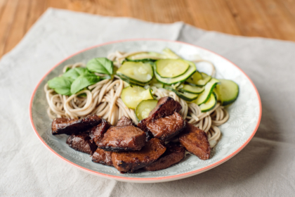 Seitan caramélisé, accompagné de nouilles soba et d'une poêlée de courgettes