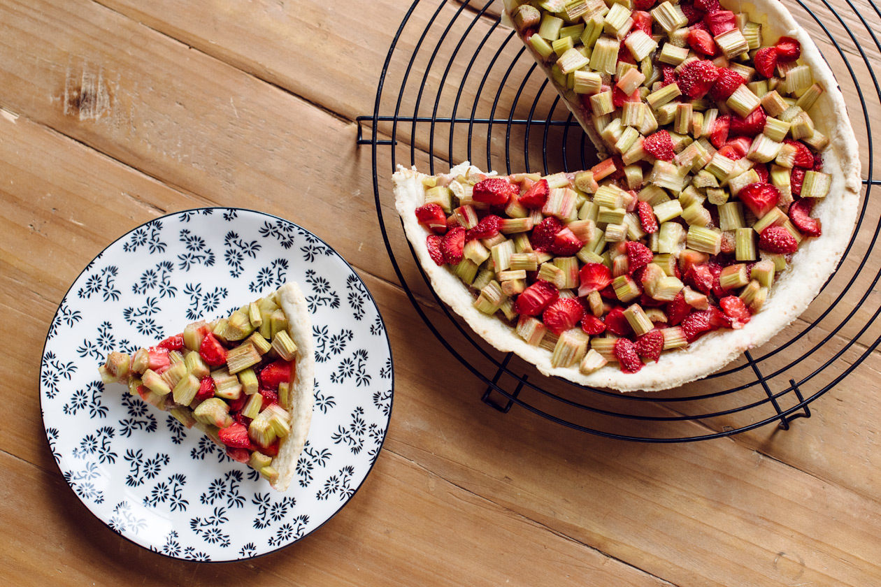 Tarte végétalienne à la rhubarbe et aux fraises