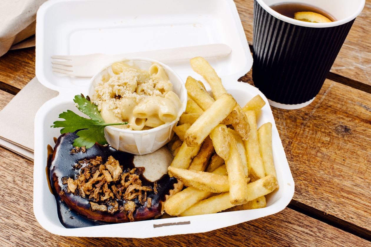 Repas végétalien à Londres, chez Young Vegans: tourte "steak and ale" à base de seitan, de la sauce gravy, des oignons frits et une petite portion de "mac n cheese"
