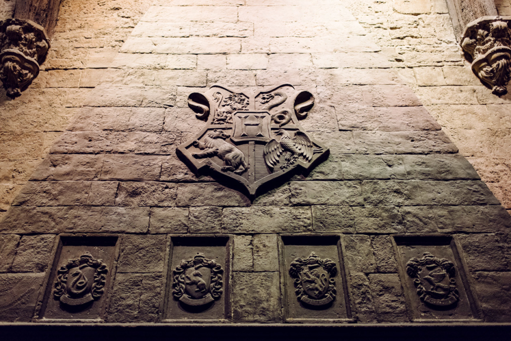 Visite des Studios Harry Potter à Londres – Blason de Poudlard sur le manteau de la cheminée du grand hall