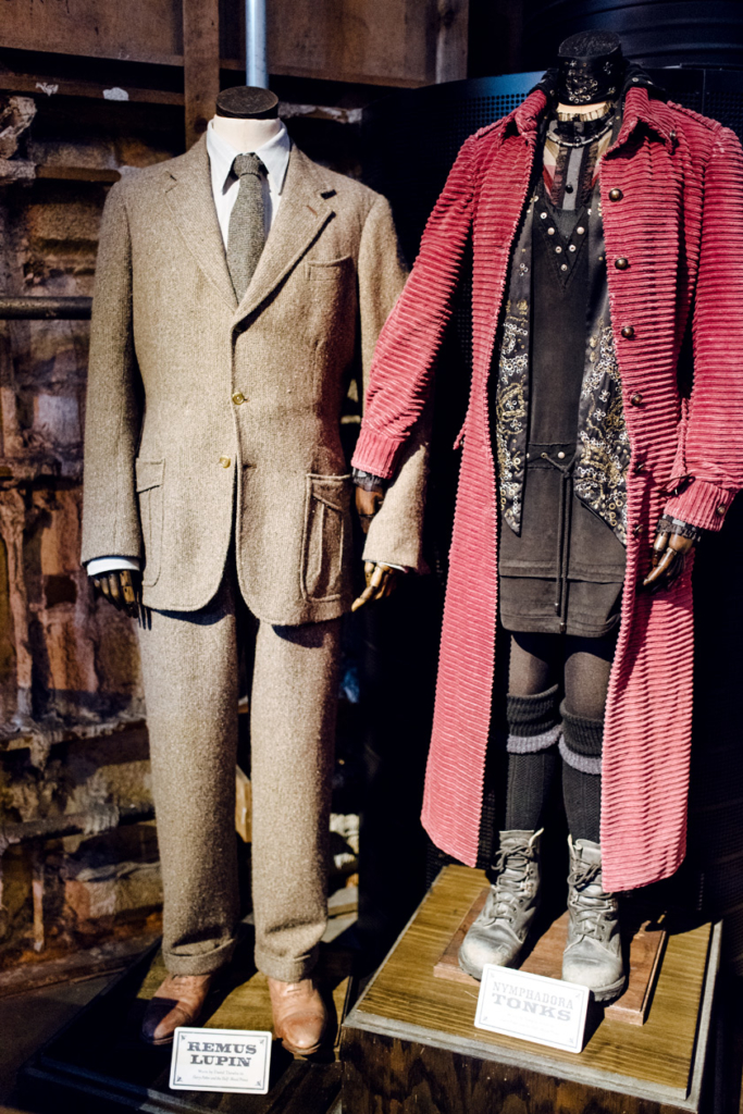 Mannequins vêtus avec les costumes de Remus Lupin et Nymphadora Tonks