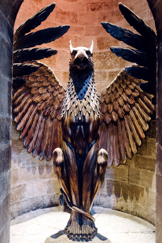 La statue de griffon située en bas de l'escalier du bureau de Dumbledore