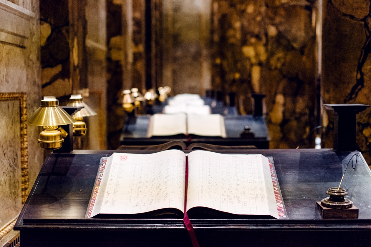 Visite des Studios Harry Potter à Londres – Hall de la banque Gringotts, rangée de livres comptables