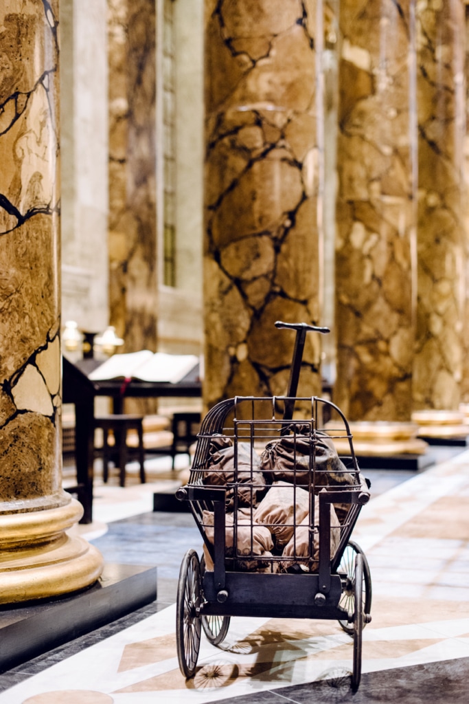 Visite des Studios Harry Potter à Londres – Chariot de lingots d'or dans le hall de la banque Gringotts