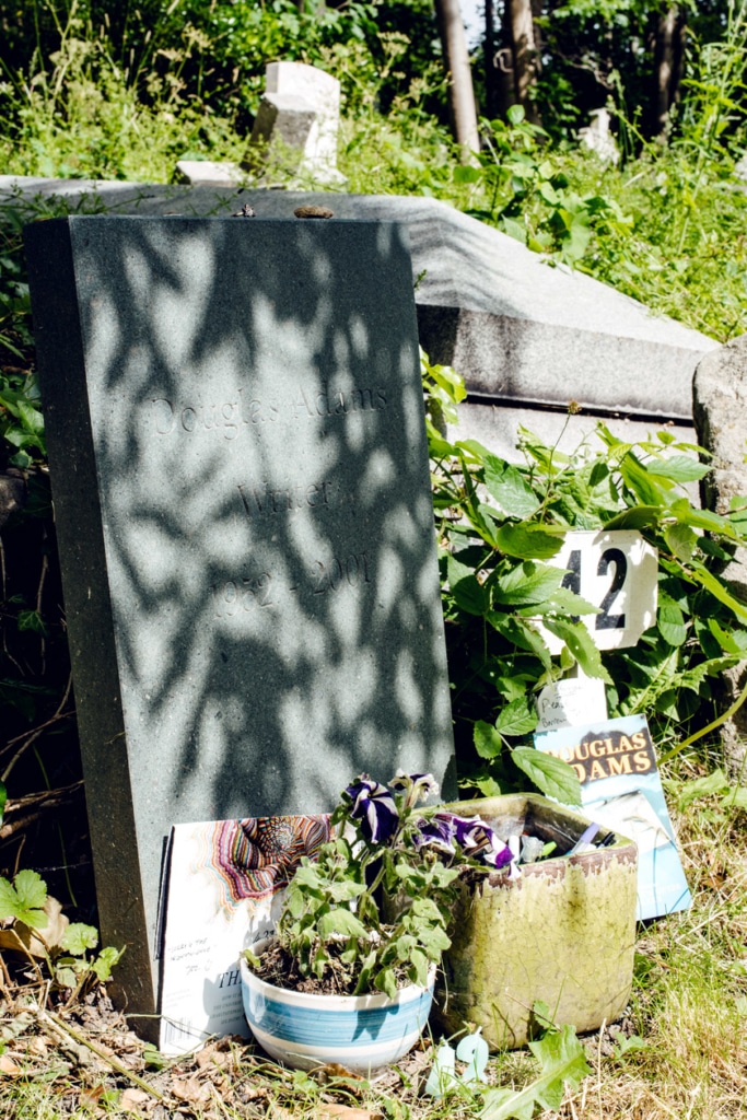 Tombe de l'écrivain Douglas Adams, au cimetière de Highgate