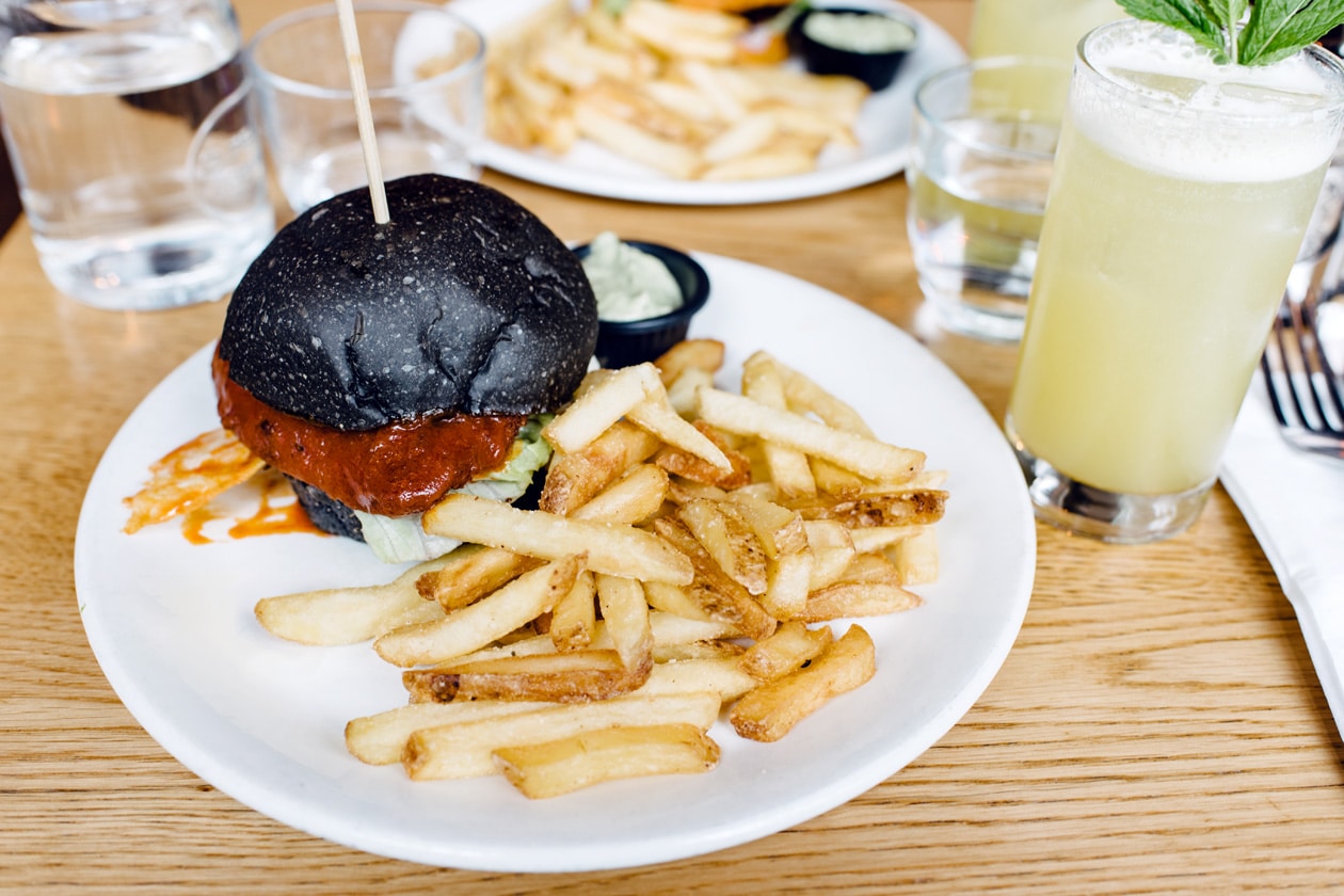 Repas végétalien au restaurant Mildred's à Londres: burger avec une tranche de seitan à la sauce barbecue, des crudités, du fromage frais végétalien et des frites