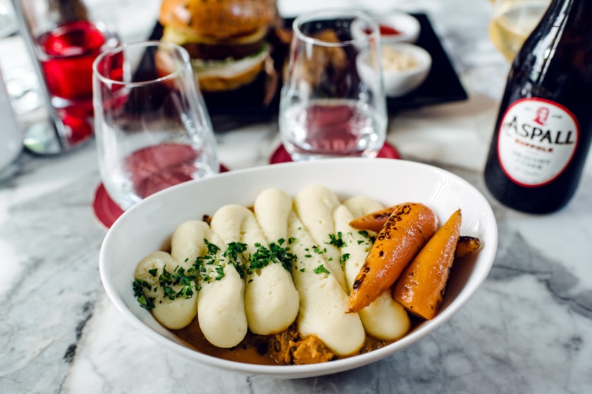 Repas végétalien au restaurant Wulf and Lamb, à Londres: "shepherd pie" au fruit du jacquier émietté et lentilles, purée de pommes de terre, bébé carottes rôties