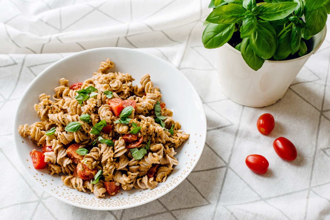 Salade de pâtes au pesto rosso végétalien, tomates cerises et basilic frais