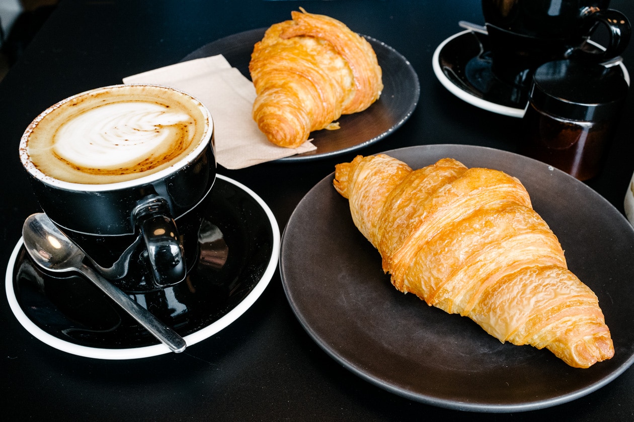 Petit déjeuner végétalien chez The Plant Room, à Brighton: capuccino au lait d'avoine et croissant végétalien