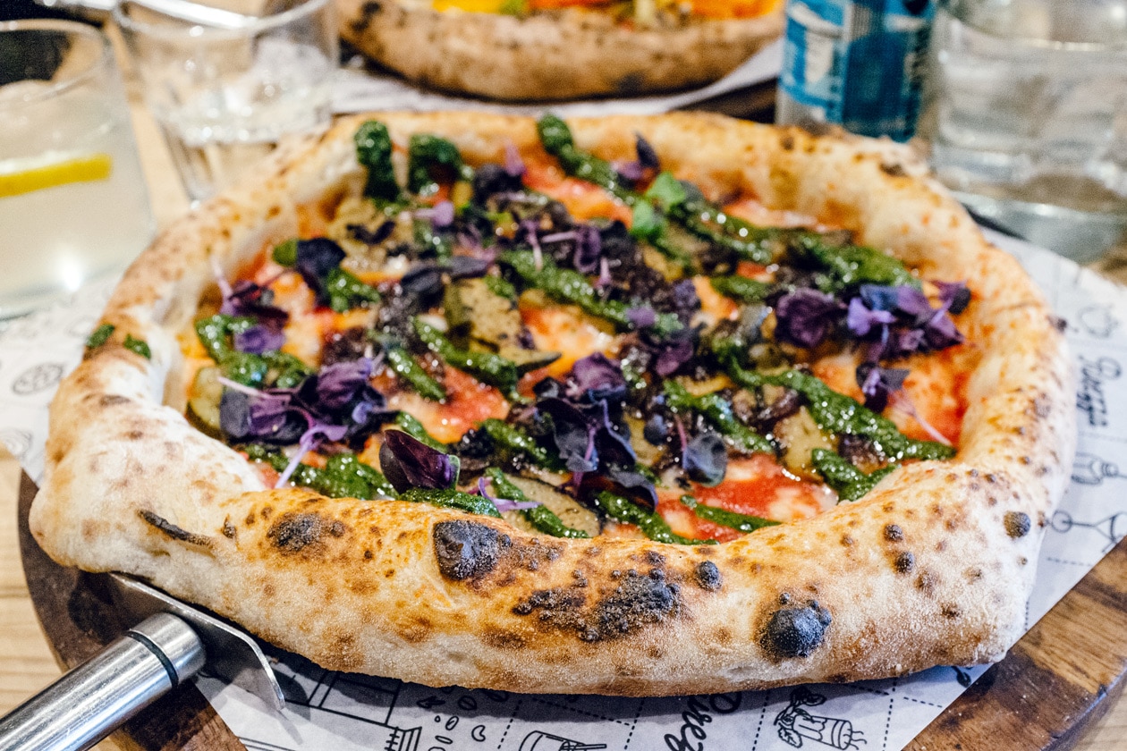 Repas végétalien chez Purezza à Brighton: Pizza végétalienne à la sauce tomate, fromage végétal et pesto de basilic