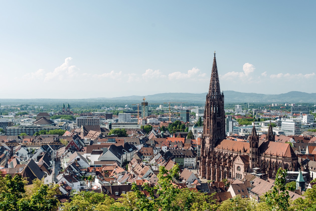 Freiburg im Breisgau – Vue sur la cathédrale et la vieille ville depuis la colline du Schlossberg