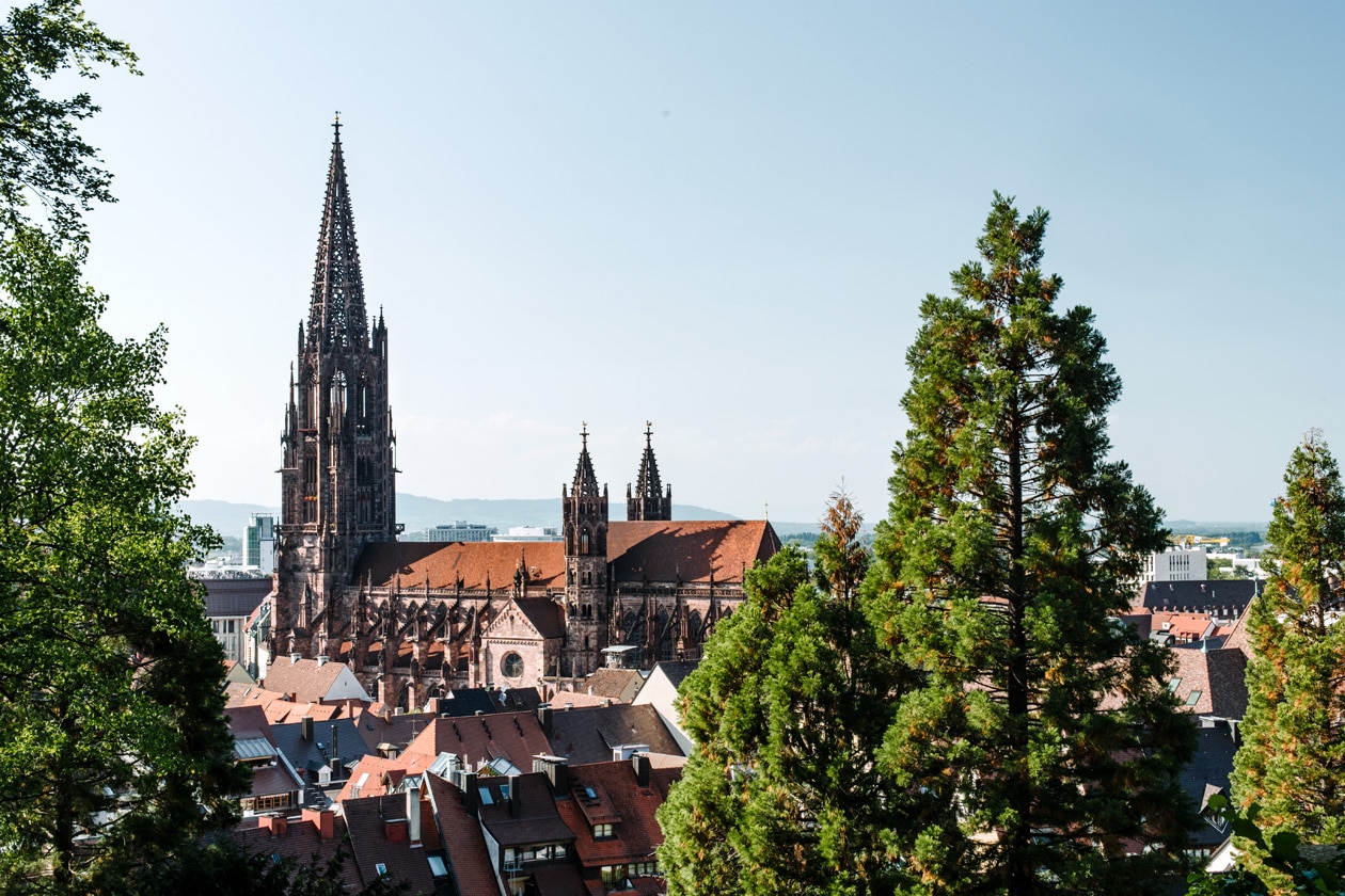 Freiburg im Breisgau – Vue sur la cathédrale et la vieille ville depuis la colline du Schlossberg