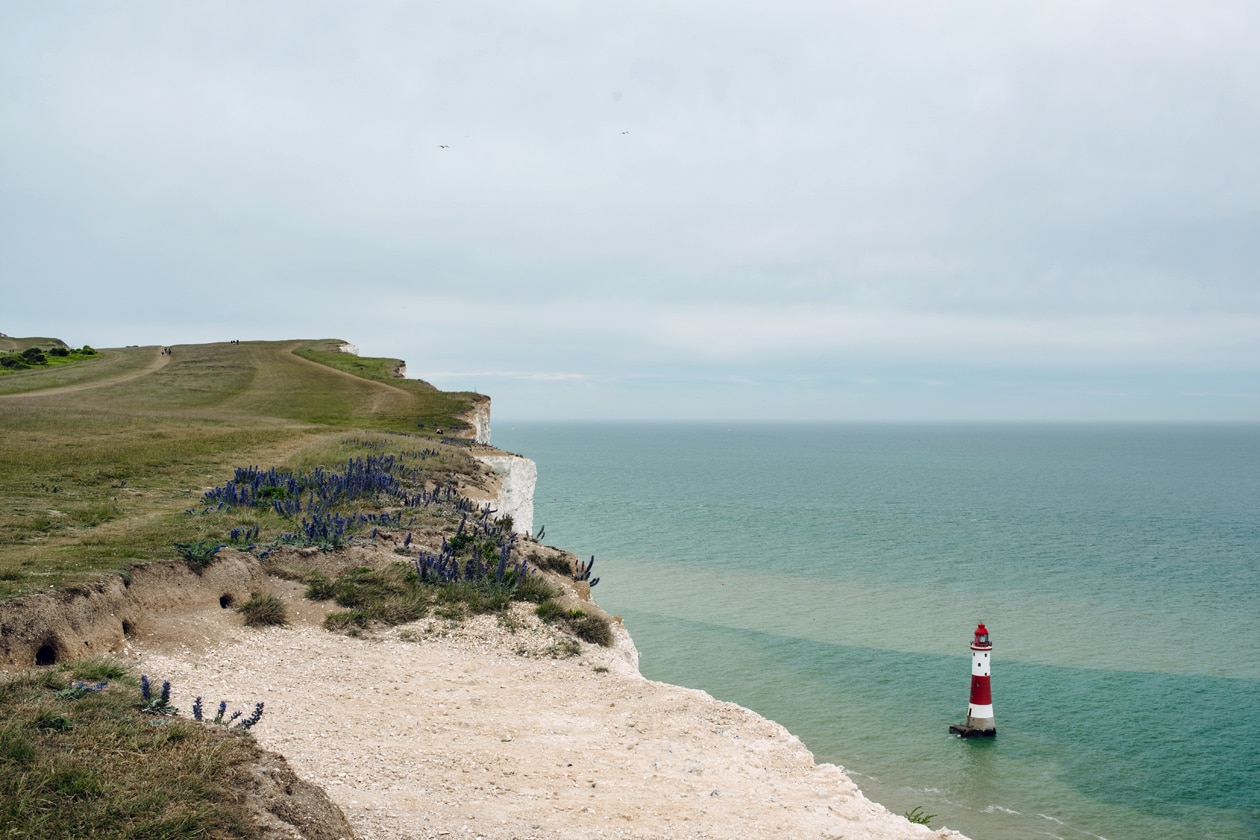 Le phare de Beachy Head vu depuis les falaises, dans le sud est de l'Angleterre