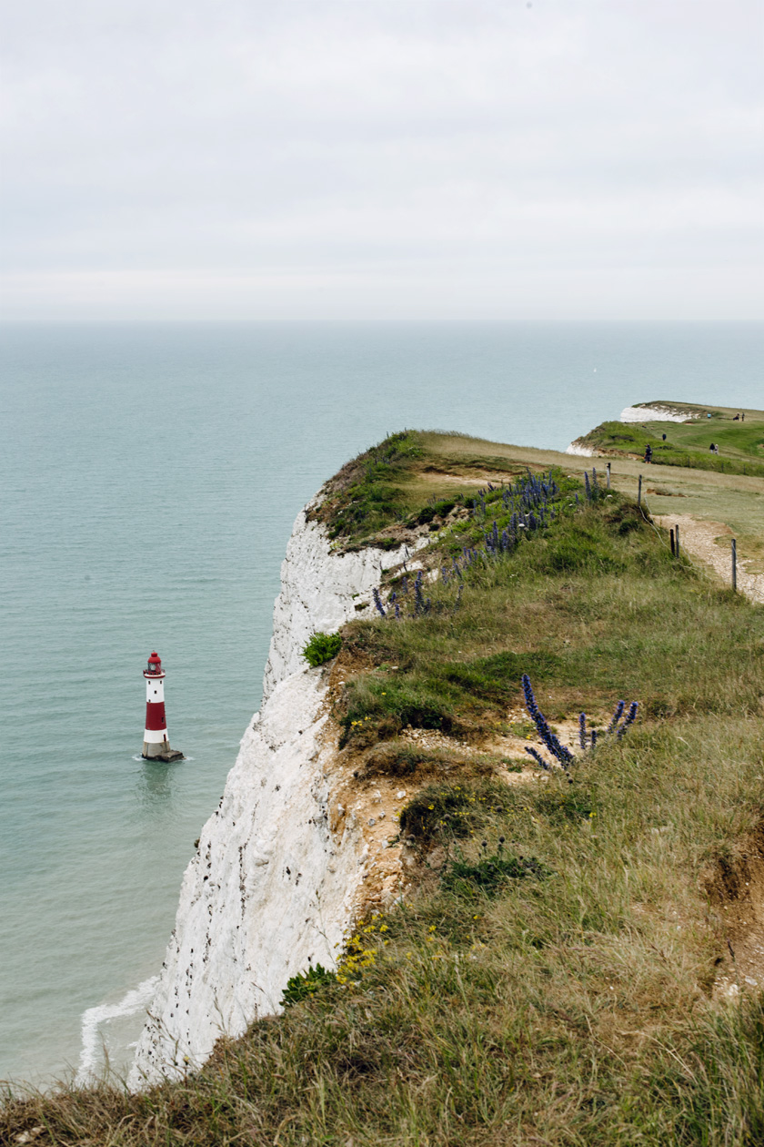 Le phare de Beachy Head vu depuis les falaises, dans le sud est de l'Angleterre