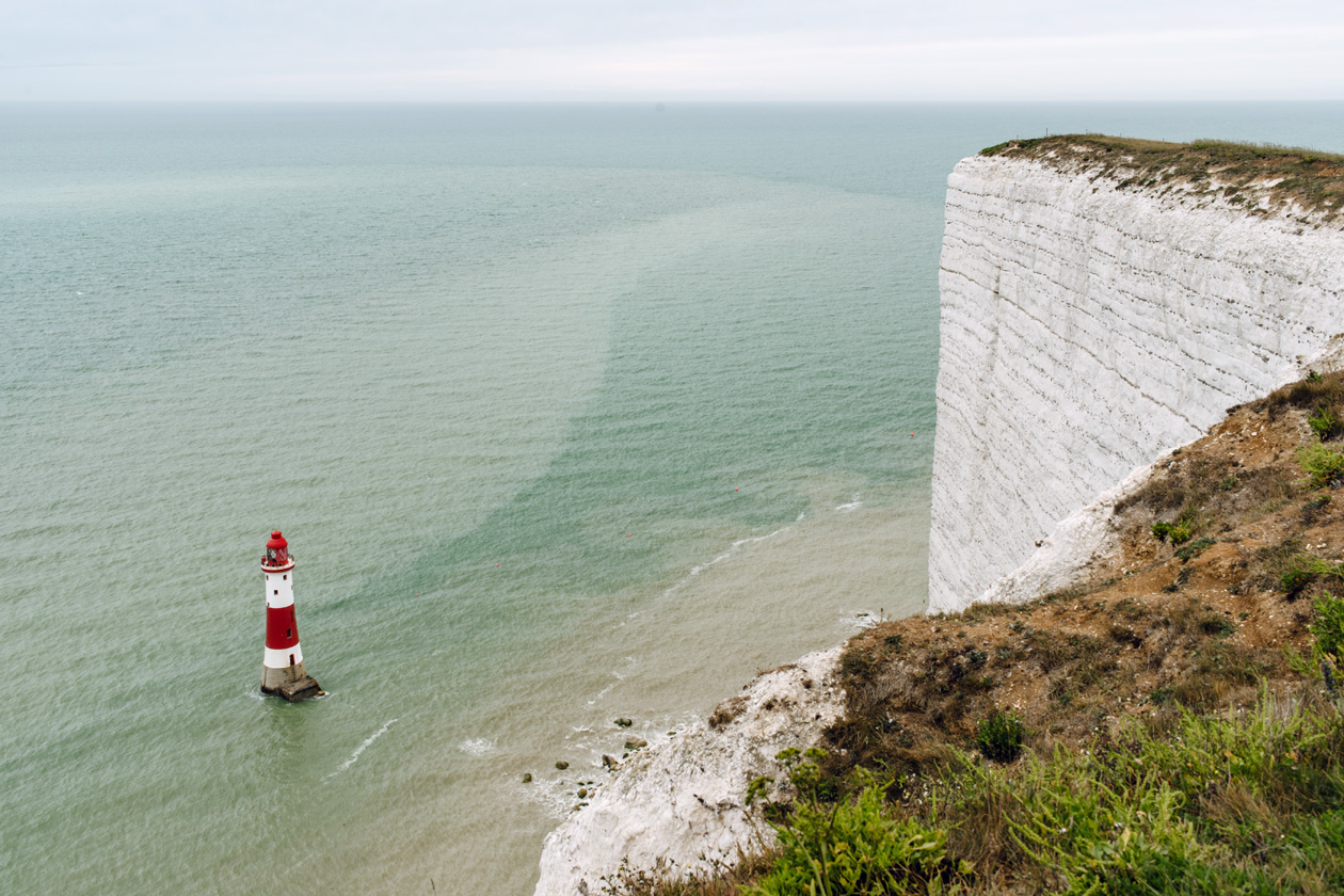 Le phare de Beachy Head vu depuis les falaises, dans le sud est de l'Angleterre