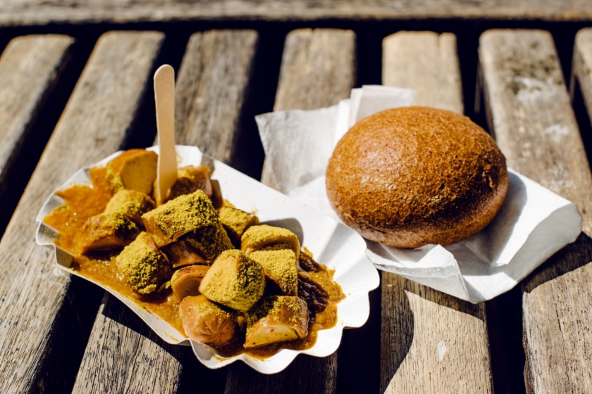 Currywurst végétalienne du stand Taifun sur la place de la Cathédrale de Freiburg im Breisgau