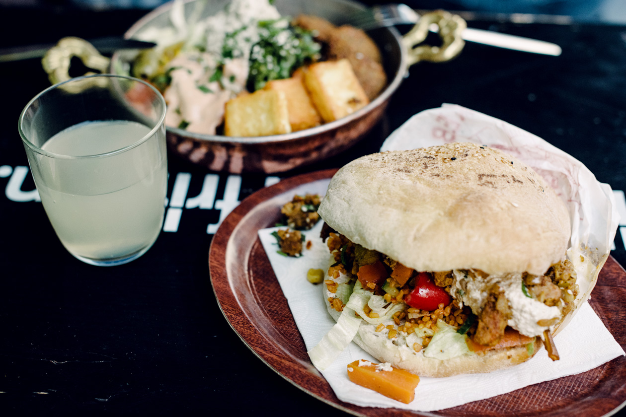 Sandwich garni de seitan et de crudité; assiette de falafels, halloumi grillé et crudité, chez Veggie Liebe à Freiburg im Breisgau