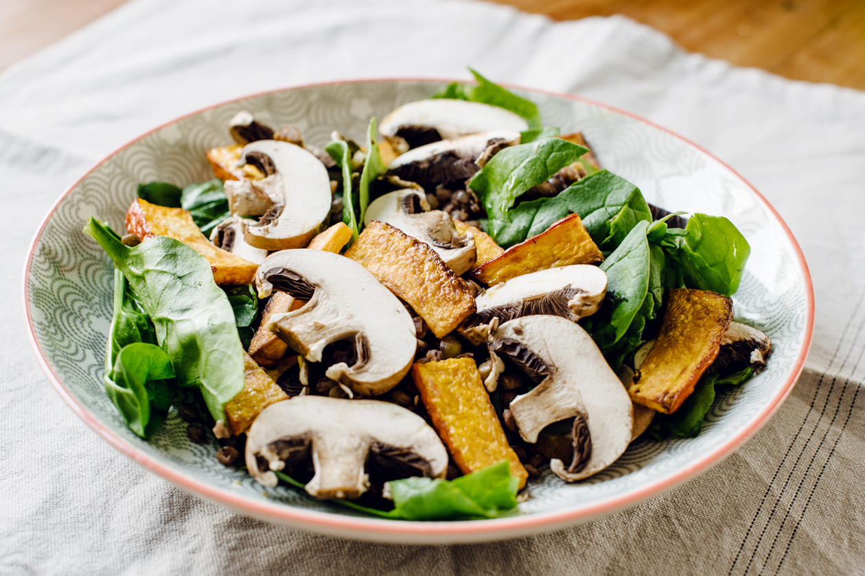 Salade d'automne: pousses d'épinards, lentilles vertes, champignons de Paris et potimarron rôti