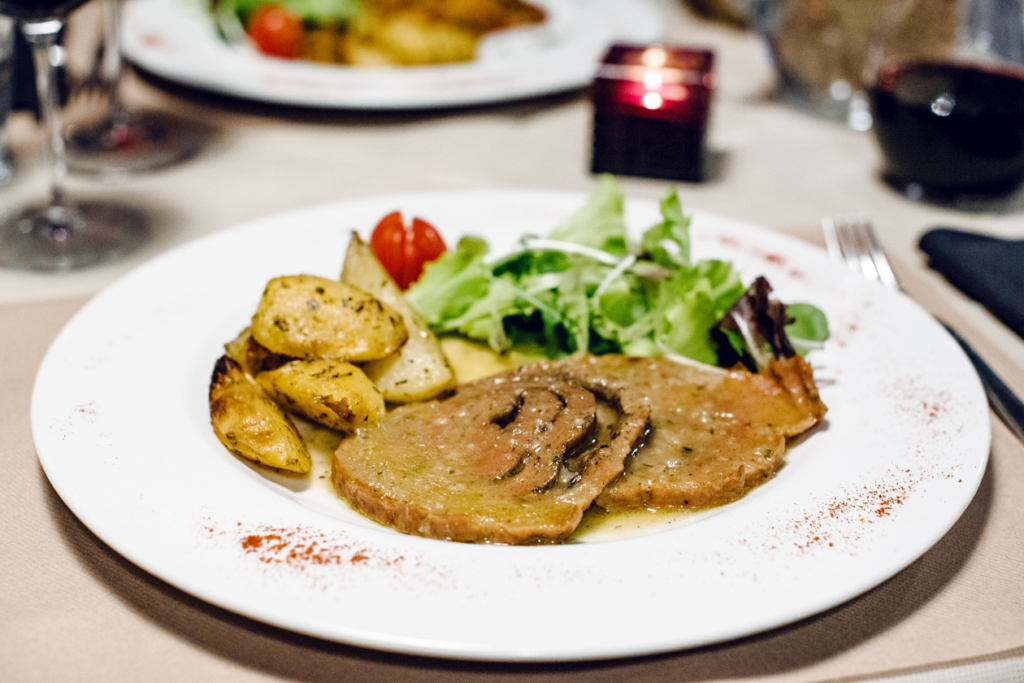 Tranches de seitan en sauce chez La Tecia Vegana à Venise