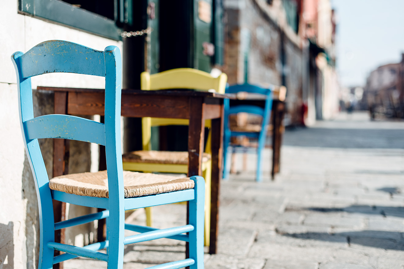Terrasse d'un café installée sur les quais du quartier de Cannaregio à Venise