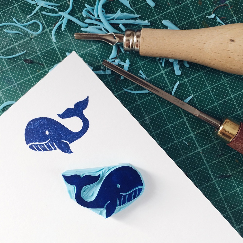 Gravure sur gomme et impression d'une petite baleine