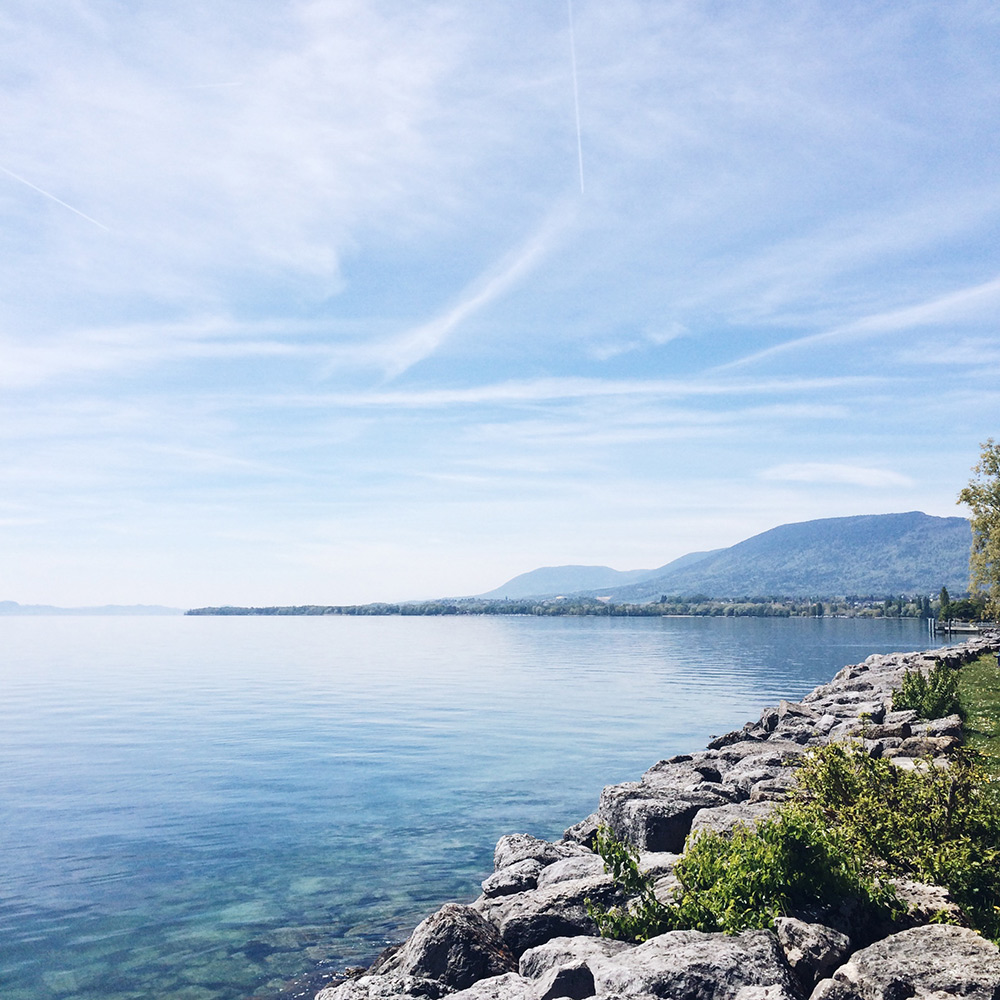 Vue sur le lac de Neuchâtel et la montagne de Boudry