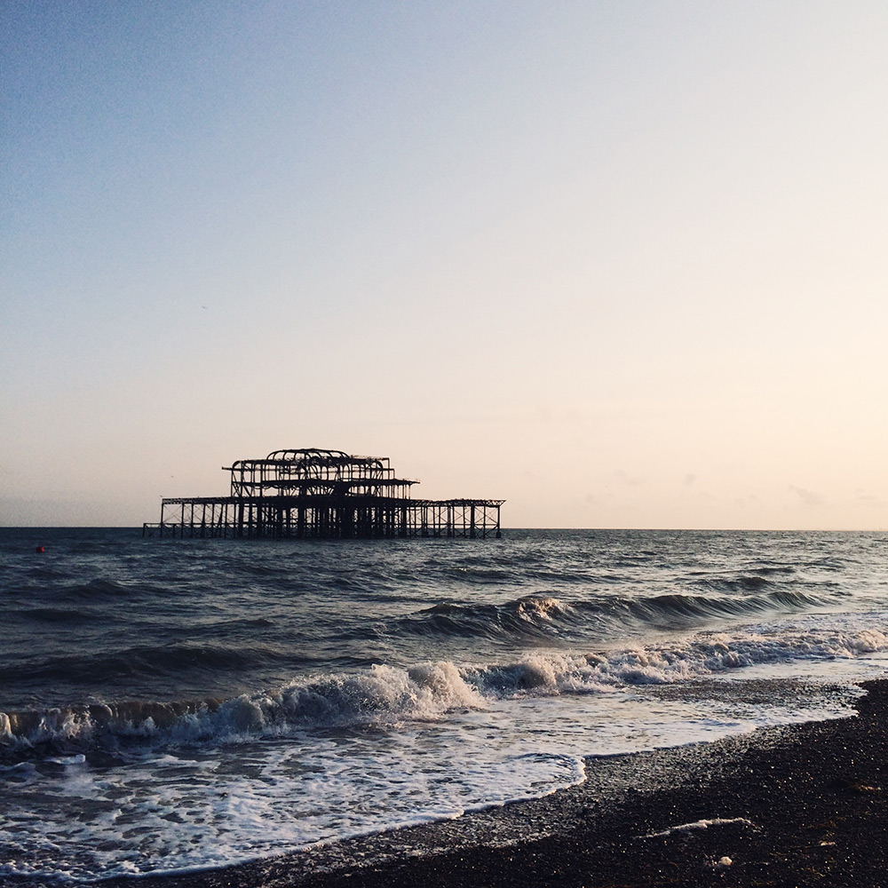 Coucher de soleil sur la plage de Brighton en Angleterre