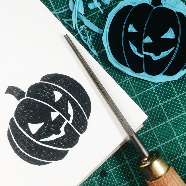 Gravure sur gomme et impression d'une lanterne citrouille de Halloween