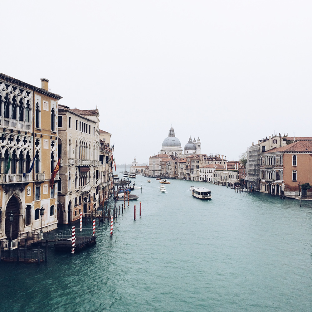Vue brumeuse sur le grand canal de Venise depuis le Pont de l'Académie