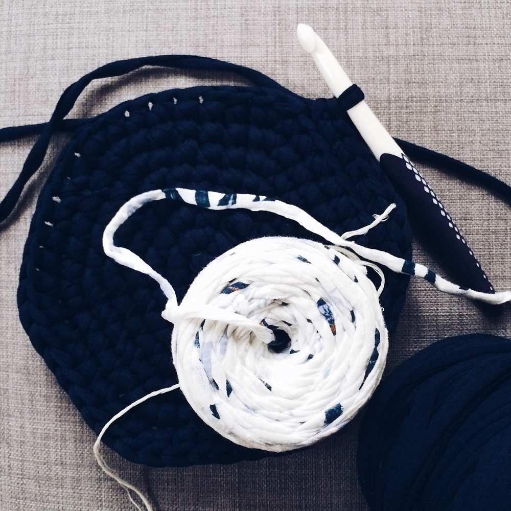 Début de confection d'un petit panier au crochet