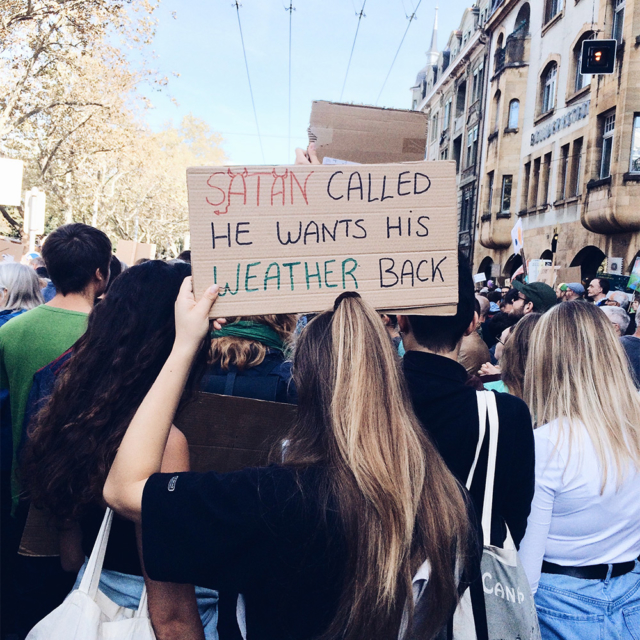 Manifestation nationale pour le climat: "Satan called, he wants his weather back"