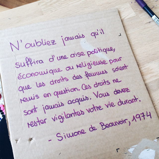 Pancarte pour la grève féministe portant une citation de Simone de Beauvoir