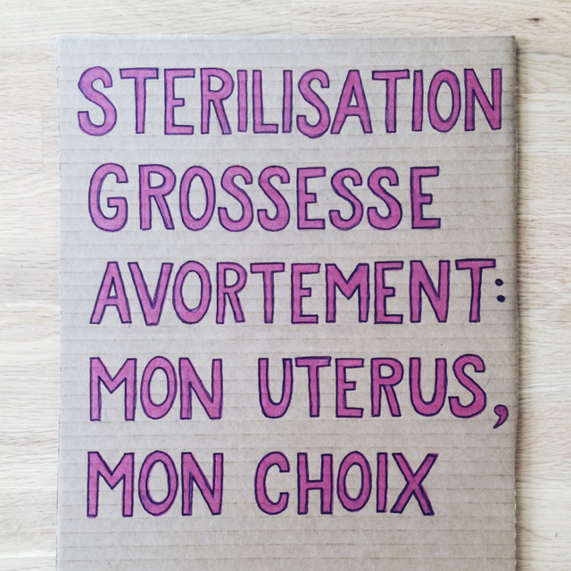 Pancarte de manifestation: "Stérilisation, grossesse, avortement: mon utérus, mon choix"