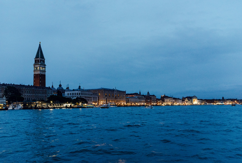 Balade le long du Grand Canal de Venise à la tombée de la nuit