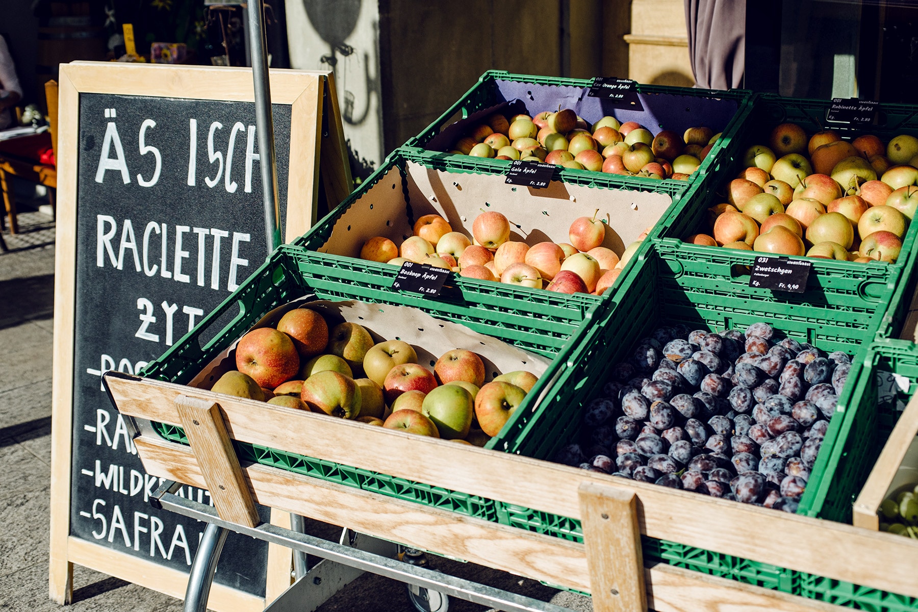 Étal de fruits d'automne devant un commerce à Aarberg