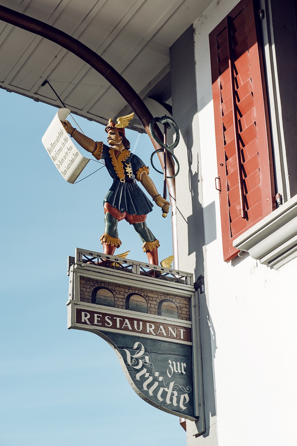 Enseigne du restaurant Zur Brücke dans la vieille ville d'Aarberg