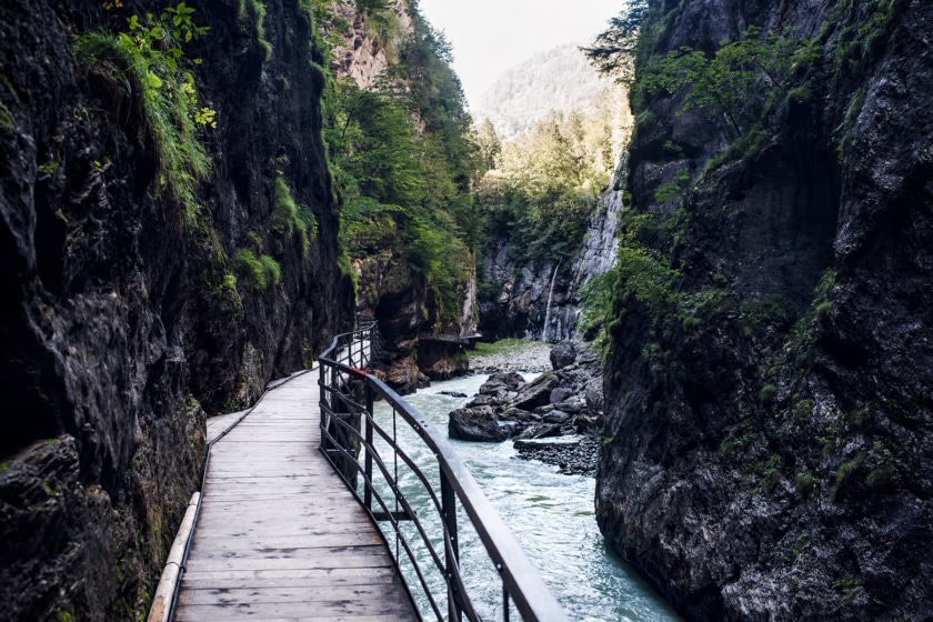 Chemin aménagé à travers les gorges de l'Aar, dans l'Oberland bernois