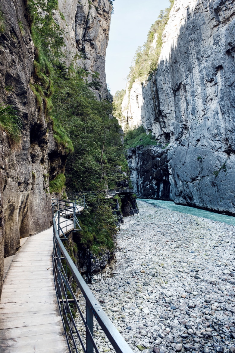 Chemin aménagé à travers les gorges de l'Aar, dans l'Oberland bernois