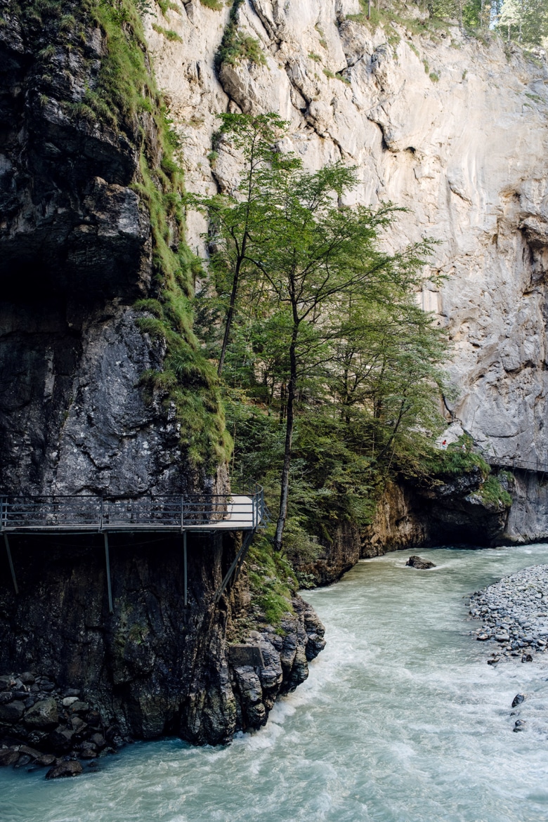 Chemin aménagé à travers les gorges de l'Aar, dans l'Oberland bernois