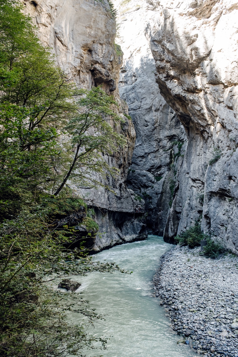 Chemin aménagé à travers les gorges de l'Aar, dans l'Oberland bernois