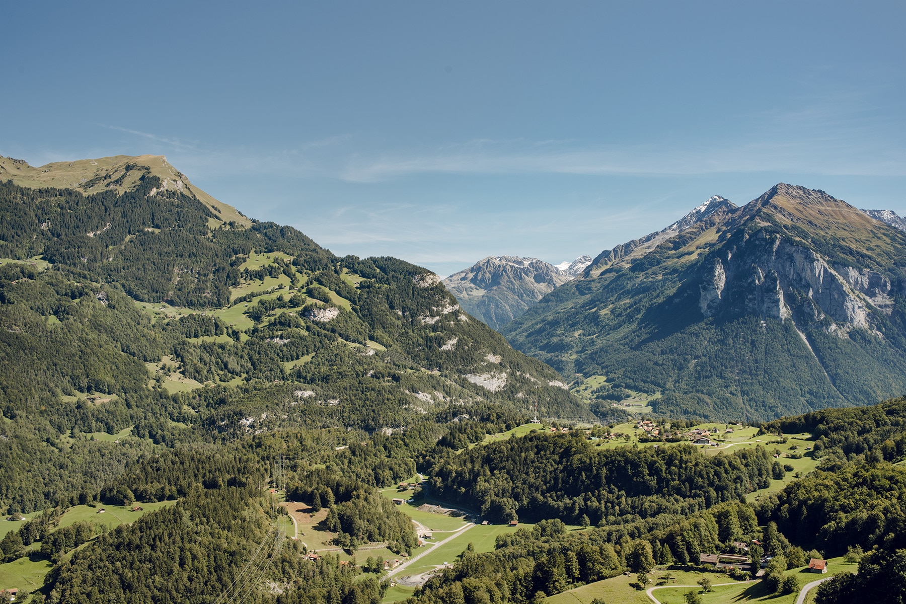 Vue sur la vallée de l'Aar et les environs de Meiringen depuis l'arrivée du funiculaire du Reichenbach