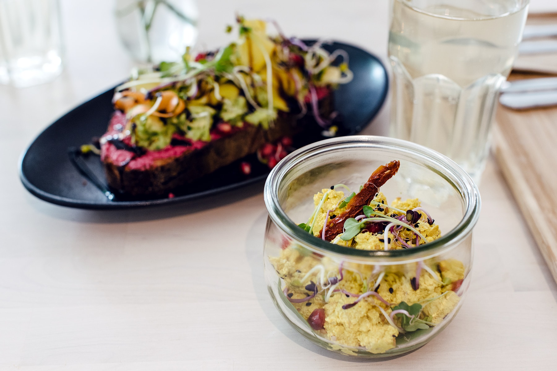 Brunch végétalien à Genève: toast à l'avocat et tofu brouillé chez Alive