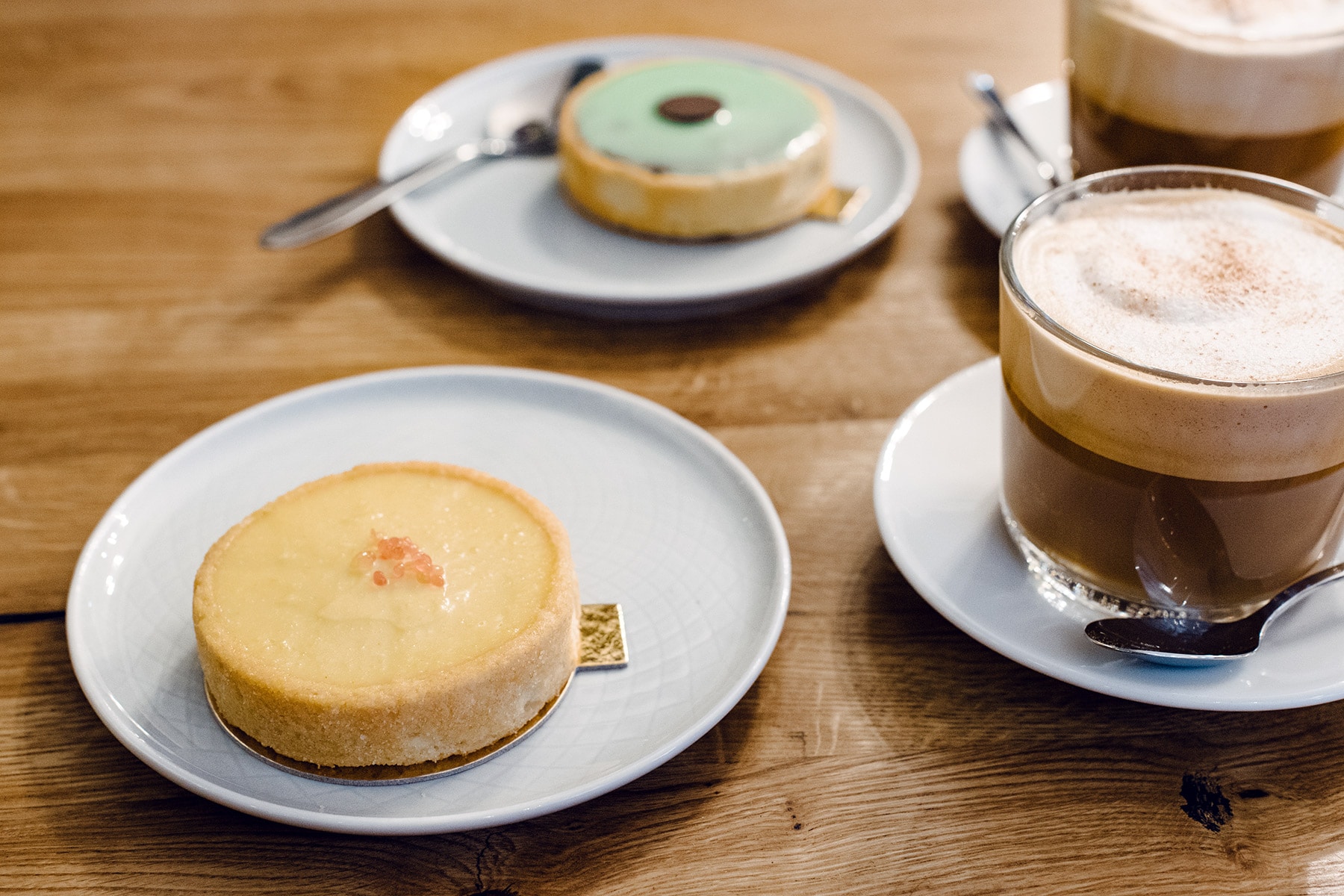 Goûter végétalien à Genève: tartelette au citron, carac et cappucino au lait végétal chez EnVie