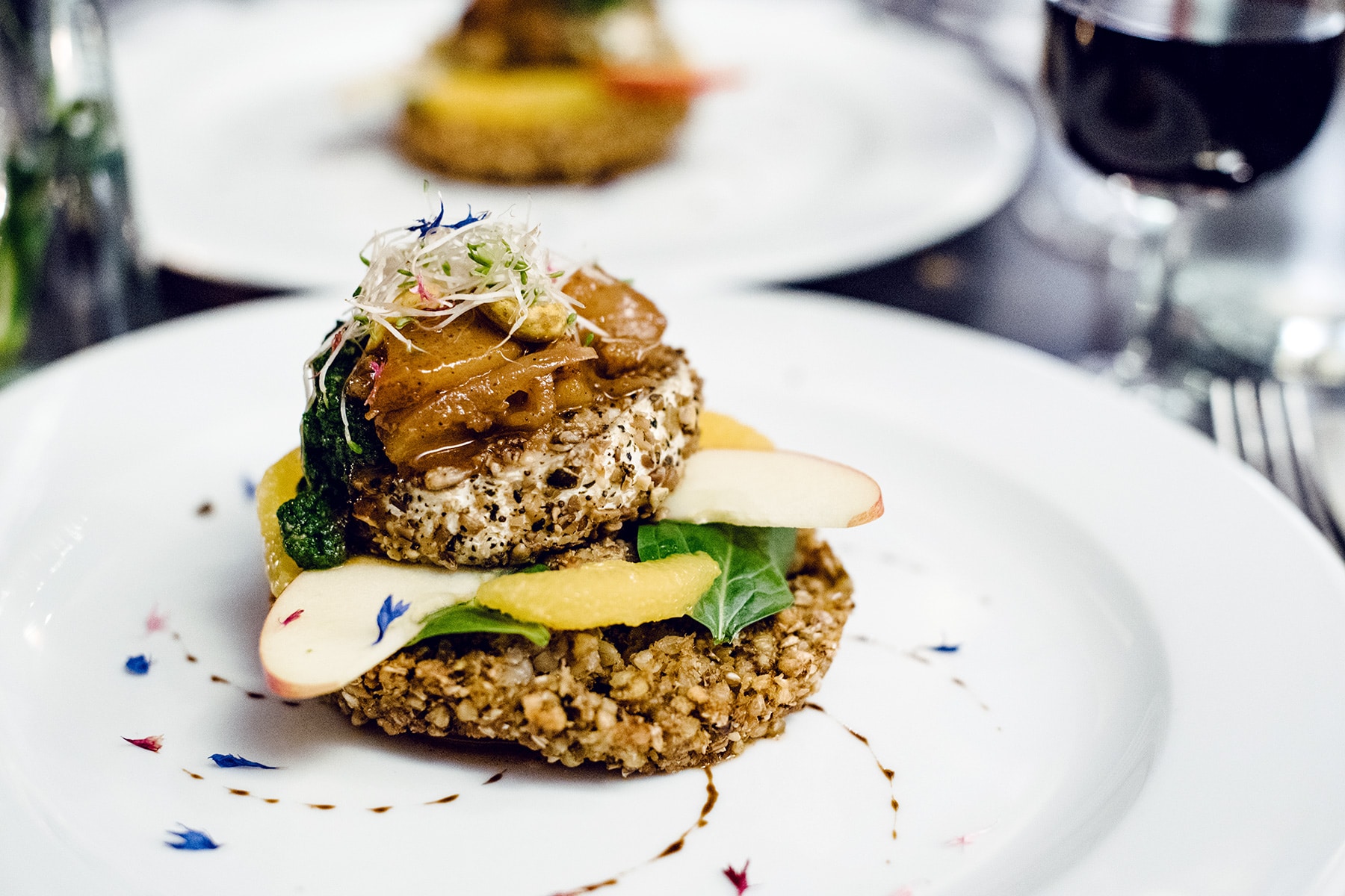 Repas végétalien à Genève: tomme panée, galette de graines de sarrasin, pesto d'épinards et chutneys de fruits au Restaurant du Grütli