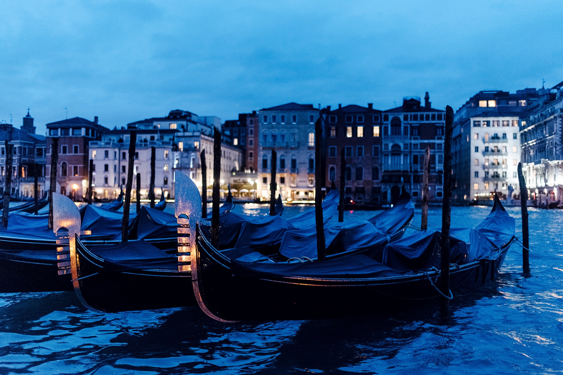 Balade le long du Grand Canal de Venise à la tombée de la nuit
