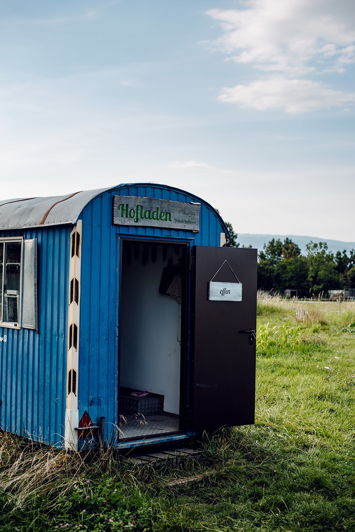 "Hofladen": magasin à la ferme dans une roulotte au milieu des champs