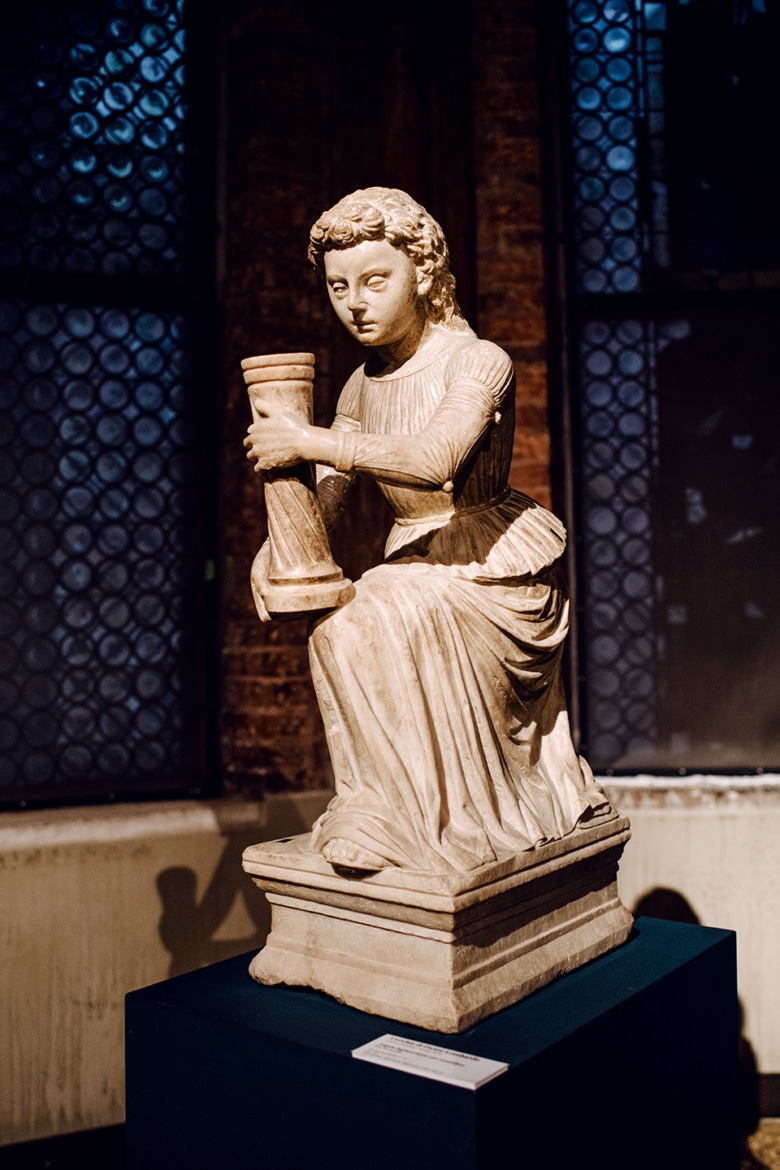 Sculpture d'une jeune fille portant un objet cylindrique – Venise, Galeries de l'Académie