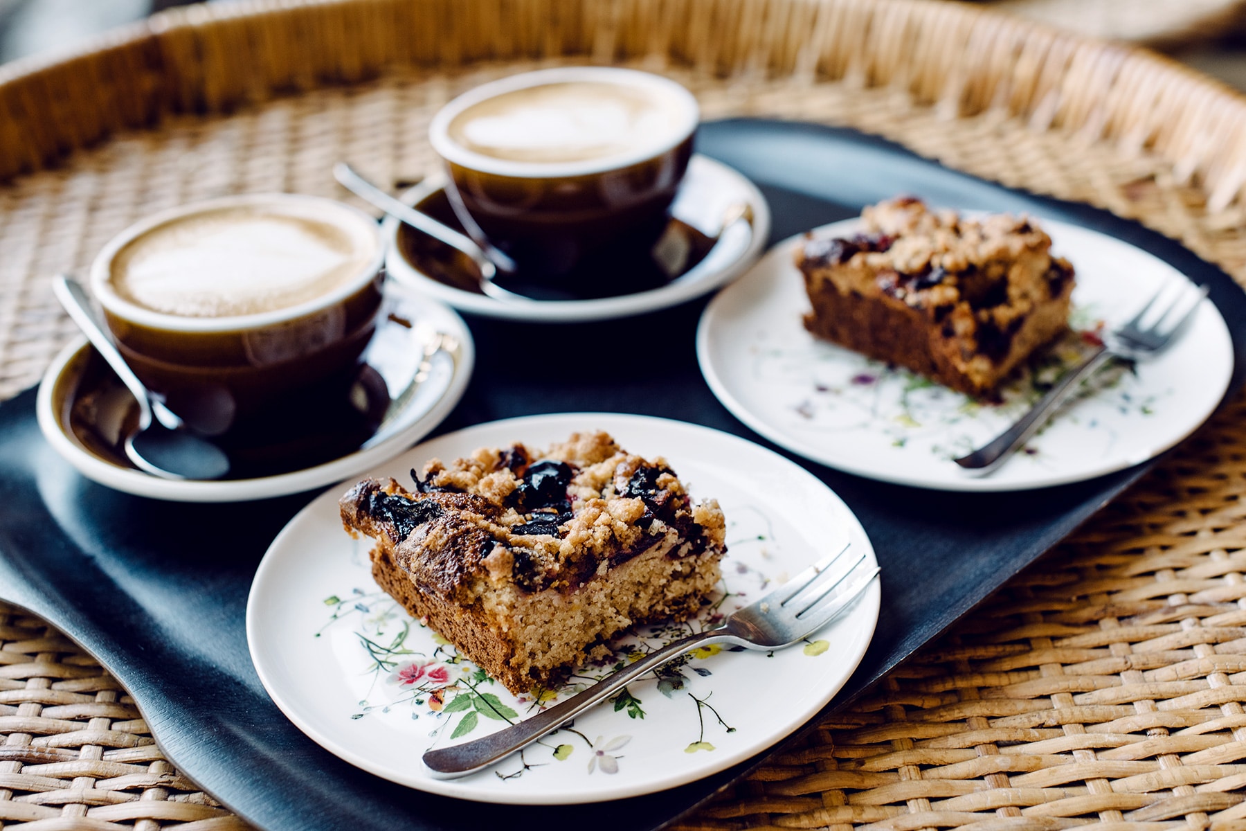 Gâteau végétalien et cappuccino au bistro Farel à Bienne