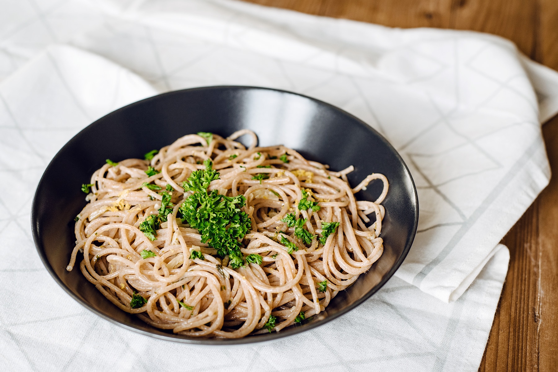 Une Assiette De Pâtes Avec Une Pincée De Basilic Dessus.