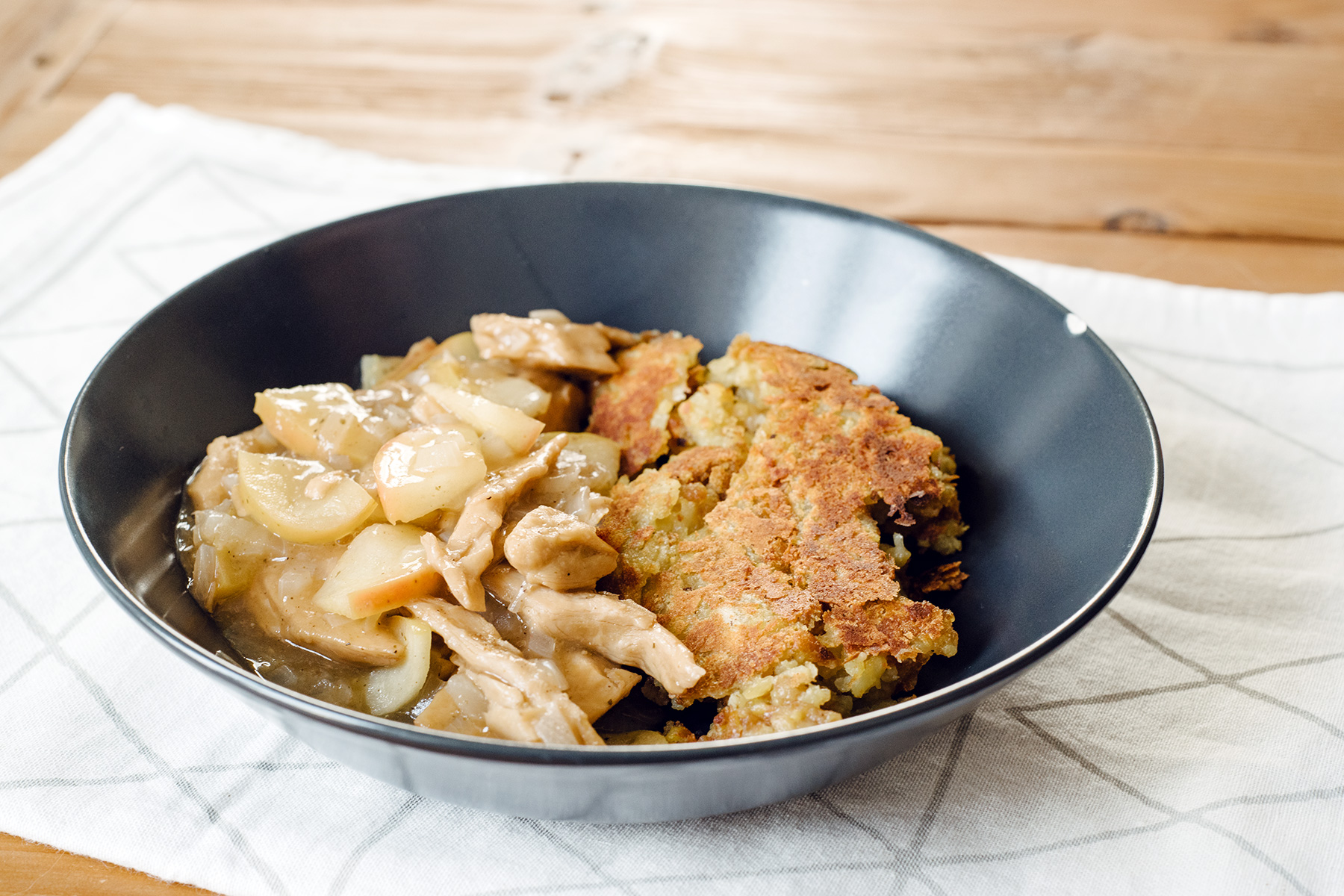 Émincé de "poulet" végétal à la thurgovienne (sauce au jus de pomme) et rösti